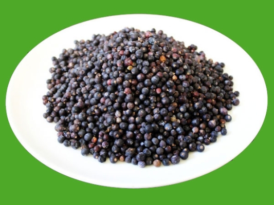 Wacholderbeeren ganz